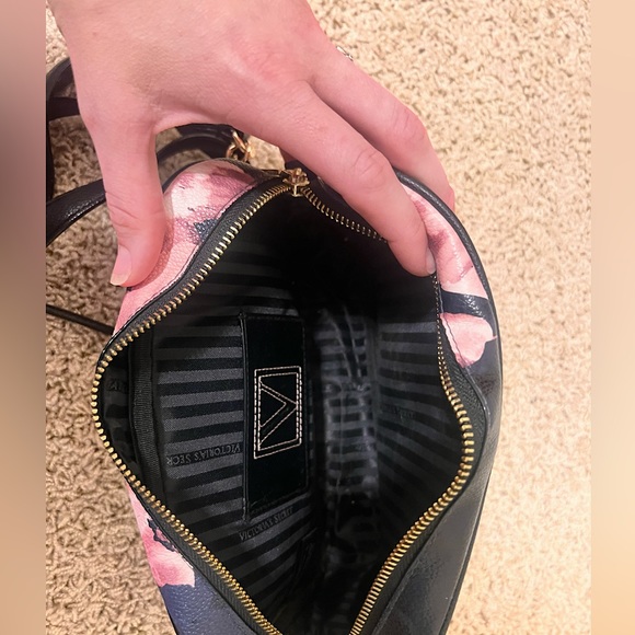 𝒱𝒾𝒸𝓉ℴ𝓇𝒾𝒶 𝓈 𝒮ℯ𝒸𝓇ℯ𝓉 𝒲ℴ𝓂ℯ𝓃𝓈 𝒞𝓇ℴ𝓈𝓈𝒷ℴ𝒹𝓎 ℬ𝒶𝑔 - Picture 2 of 2